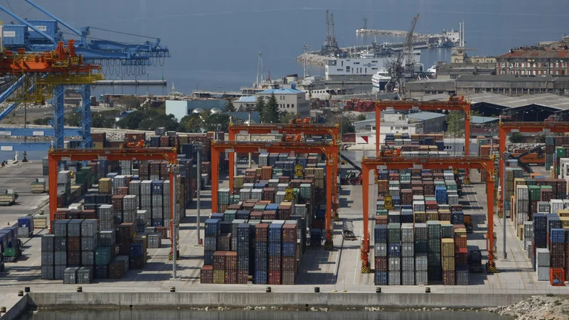 Fotografija: Hrvaška bo svoje pristanišče na Reki z moderno progo navezala na evropsko železniško infrastrukturo. FOTO: Matija Djanješić/Cropix