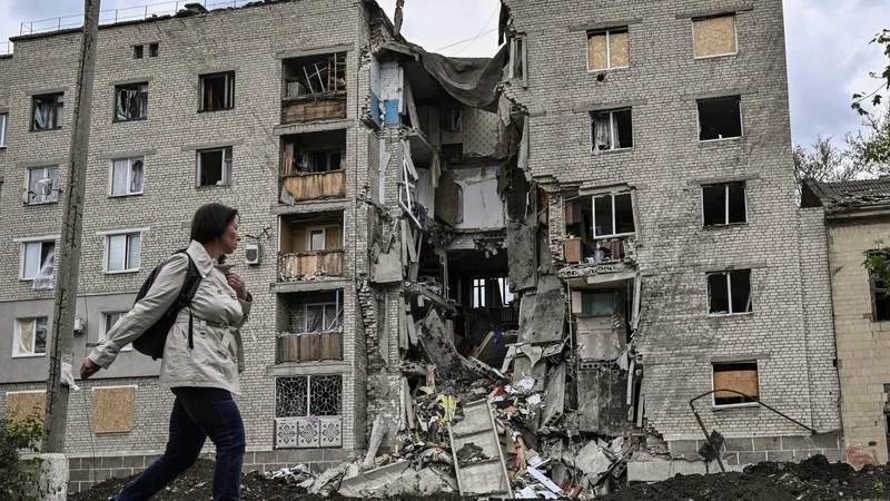 Fotografija: Uničen stanovanjski blok v kraju Bakmut na vzhodu Ukrajine. Foto: Aris Messinis/Afp