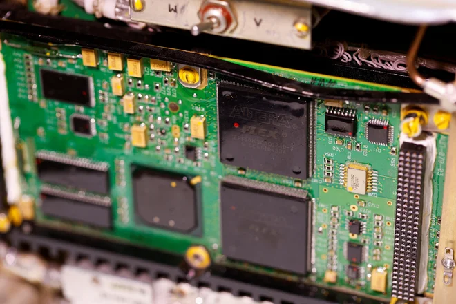 Radijski višinomer, ki so ga odkrili v ruskih raketah kaliber in 9M727 ­iskander, vsebuje čipe ameriškega izdelovalca Altera. Altero je konec leta 2015 prevzel ameriški velikan Intel Corporation iz Kalifornije. FOTO: Valentyn Ogirenko/Reuters