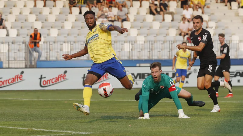 Fotografija: Nogometaši Kopra so trepetali za zmago. FOTO: Leon Vidic/Delo