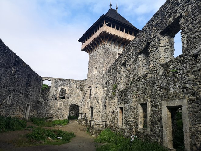 Ostanki Nevickega gradu z kvadratnim obrambnim stolpom FOTO: Marko Gams
