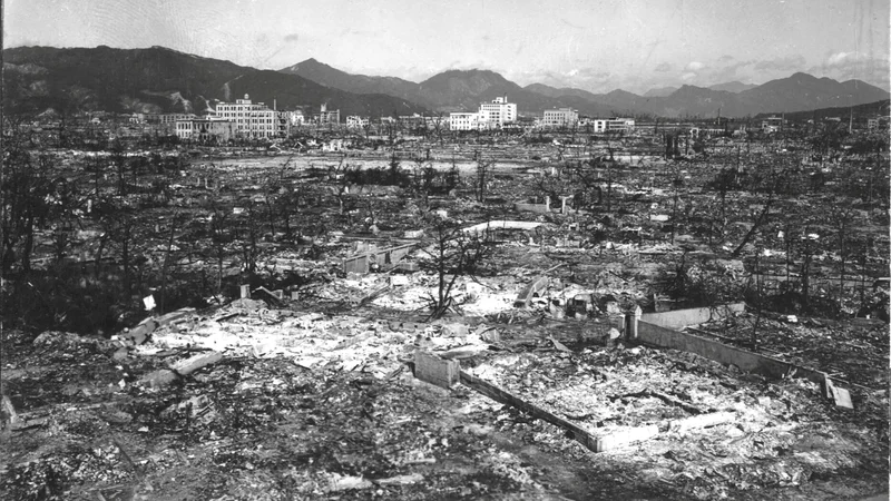 Fotografija: Šest dni po napadu na Nagasaki, 15. avgusta 1945, je Japonska razglasila kapitulacijo. FOTO: US National Archives via Reuters