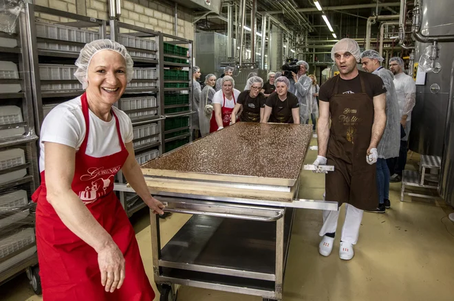 Proizvodnja 97-kilogramske čokolade v Gorenjkini tovarni v Lescah. FOTO. Voranc Vogel/Delo