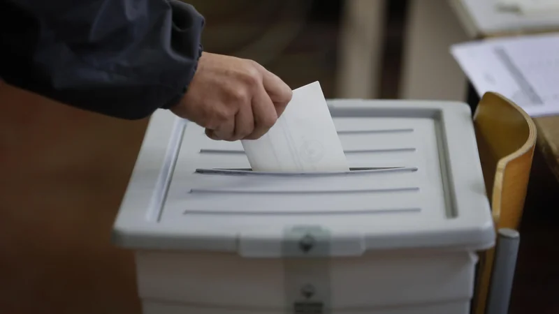 Fotografija: SDS predlaga referendume na področjih, ki so pomembna za njene strankarske politične potrebe in želje. FOTO LEON VIDIC/DELO
