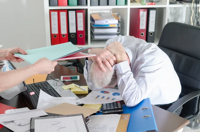 Kar nekaj starejših se za medicinsko hipnozo odloči tudi z željo po zmanjšanju telesnih bolečin. FOTO: Shutterstock
