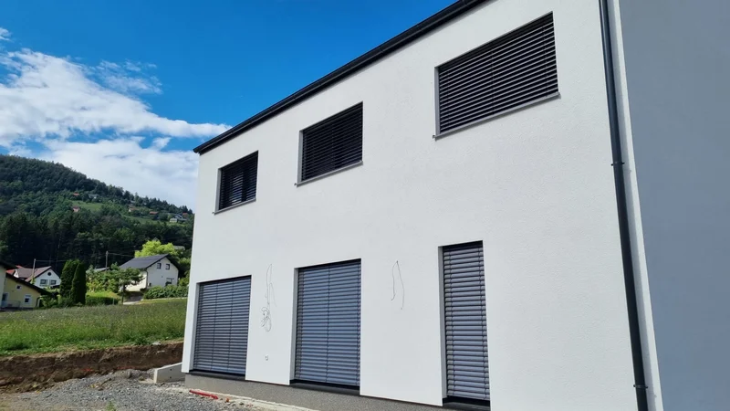 Fotografija: Za zdaj se nam žaluzije v poletnem času res super obnesejo – ob doslednem senčenju imamo namreč v hiši tudi v času poletnih vročinskih valov maksimalno 24,5 stopinj.
FOTO: Mateja Tamše