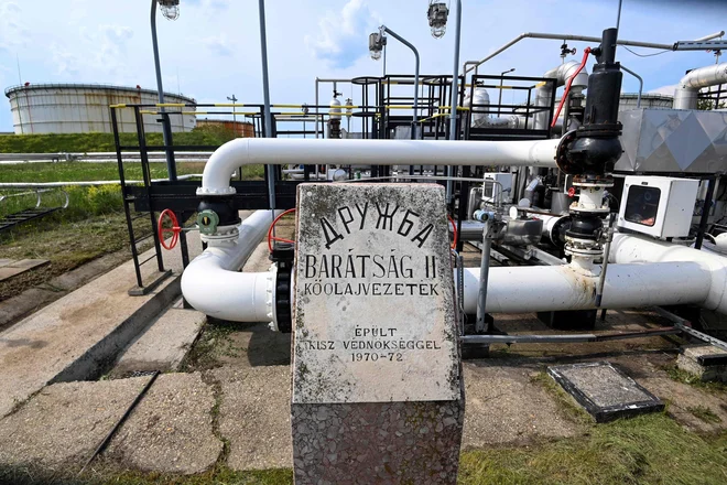 Mol je že več kot 50 let odvisen od ruskega naftovoda prijateljstva.&nbsp; FOTO: Attila Kisbenedek/Afp
