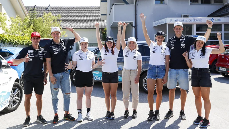 Fotografija: Žan Kranjec (prvi z leve) nasmejano odhaja v Argentino. Tako kot tudi Štefan Hadalin, Neja Dvornik, Andreja Slokar, Meta Hrovat, Ana Bucik, Tijan Marovt in Tina Robnik. FOTO: Matej Družnik/Delo