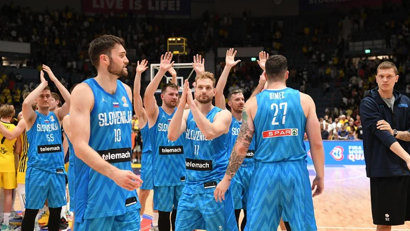 Fotografija: Ekipa Slovenije po zmagi v kvalifikacijah za SP 2023 nad Švedsko v Stockholmu. FOTO: Fiba