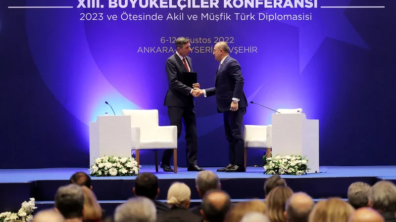 Fotografija: Predsednik Borut Pahor in turški zunanji minister Mevlüt Çavuşoğlu med diplomatsko konferenco v Ankari Foto: Urad predsednika republike