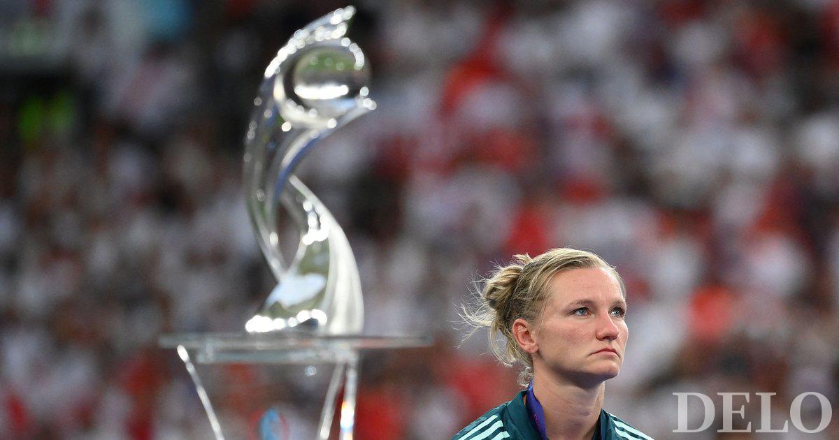 Der deutsche Bundestrainer würde die Gehälter der Fußballer kürzen und das Geld weiblichen Mündeln zuweisen