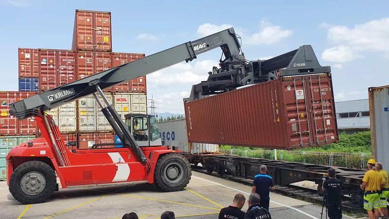 Marsikatero podjetje se zaradi nastalih razmer sprašuje, komu sankcije v resnici škodijo.
