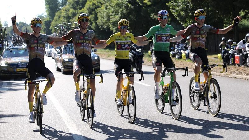 Fotografija: Tiesj Benoot z Woutom van Aertom, Seppom Kussom in Christophom Laportom spremlja zmagovalca dirke po Franciji Jonasa Vingegaarda v cilj zadnje etape letošnje dirke po Franciji v Parizu. FOTO: Thomas Samson/Reuters