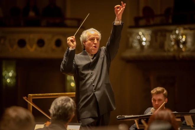 Službo umetniškega vodje Simfoničnega orkestra iz Pittsburgha so mu podaljšali do leta 2028. FOTO: arhiv Festivala Ljubljana
