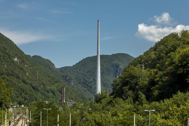 Nema priča: 365-metrski dimnik zaprte trboveljske Termoelektrarne. FOTO: Voranc Vogel
