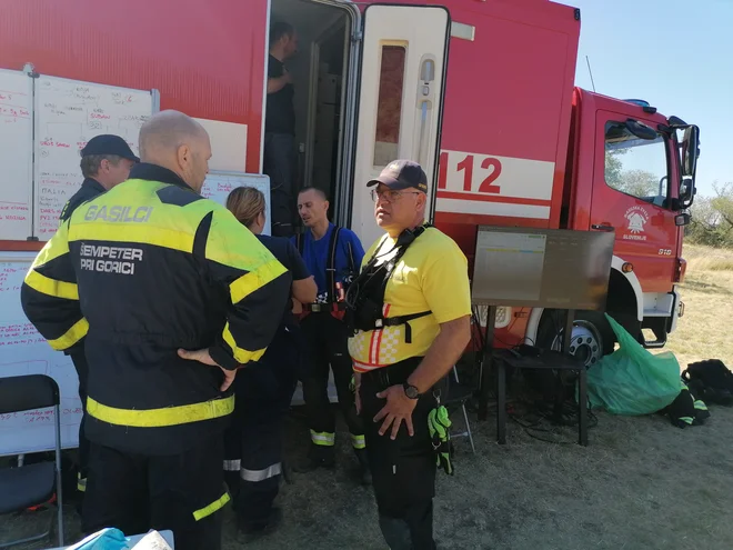 Dnevni vodja intervencije Boštjan Majcen daje navodila za gašenje. FOTO: Nataša Čepar
