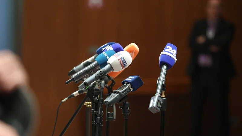 Fotografija: Bolj kot medijsko poročanje naj bi bilo v letošnjem supervolilnem letu pomembno dejstvo, da so lokalne volitve zadnje v vrsti odhodov na volišča, zato bo motivacija volilnega telesa za udeležbo plahnela. FOTO: Črt Piksi/Delo