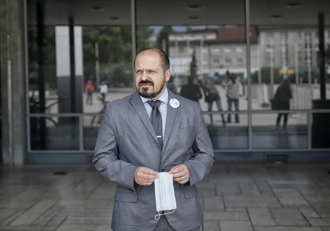 Zdravnik Janez Poklukar poziva ljudi, naj ne nasedajo zavajajočim spletnim stranem. FOTO: Blaž Samec/Delo
