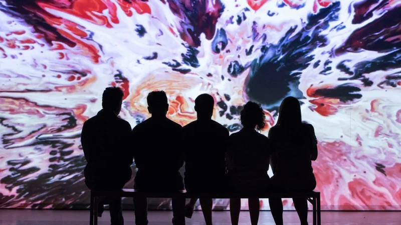 Fotografija: Vse vključeno zastavlja vprašanja o načinih, na katere se umetniški trg okoristi z empatijo in podobami vojne. FOTO: arhiv festivala Mladi levi