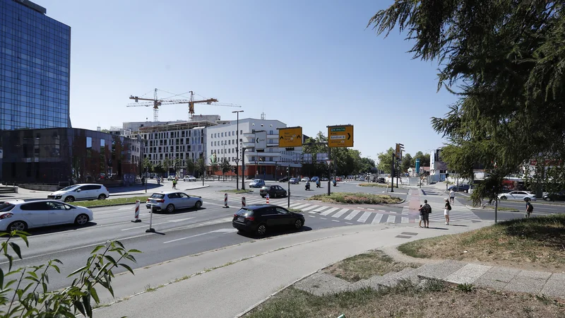 Fotografija: Na križišču pri Iliriji bo z novim režimom ukinjen mimobežni pas s Celovške na Bleiweisovo. FOTO: Leon Vidic/Delo