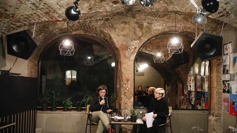 Fotografija: Za diskurzivni program skrbi Barbara Rajgelj (levo), za glasbeni program pa Nina Hudej (desno). FOTO: Uroš Hočevar