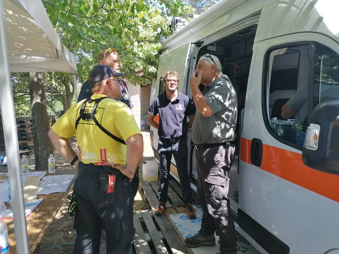 Dnevni vodja intervencije ob požaru pri Socerbu Boštjan Majcen iz Gasilske brigade Koper in Tadej Devetak, poveljnik prostovoljnega gasilskega društva Šempeter pri Gorici, ob obisku italijanskega štaba. Foto Nataša Čepar
