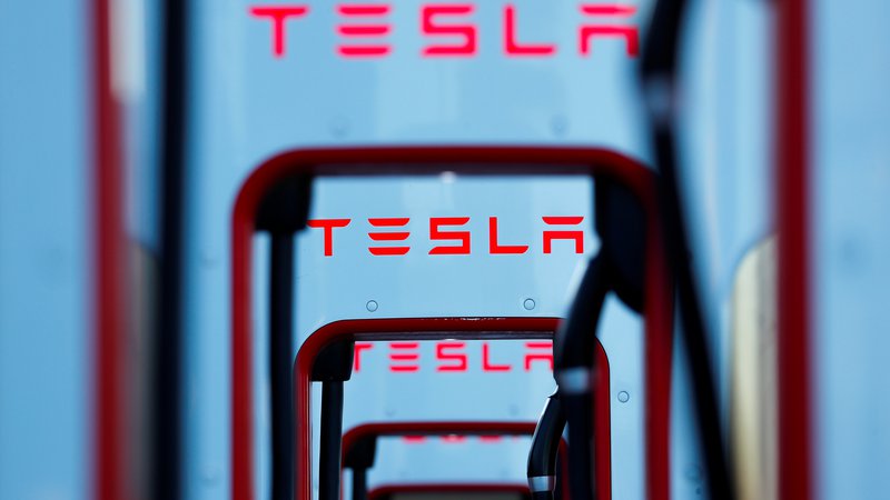 Fotografija: Hitro polnjenje je v času počitnic in dolgih poti za uporabnike električnih vozil zaželeno. Tesla ima svojih »superchargerjev« po Evropi že veliko, a v Sredozemlju morda premalo. FOTO: Mike Blake/Reuters
