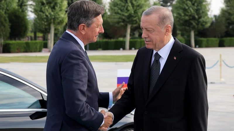 Fotografija: Borut Pahor je po srečanju z Recepom Tayyipom Erdoğanom poudaril pomen dialoga, iskanja skupnih stališč oziroma sprejemanja tega, da se državi o vsem včasih ne moreta strinjati. Foto: Daniel Novakovič/STA