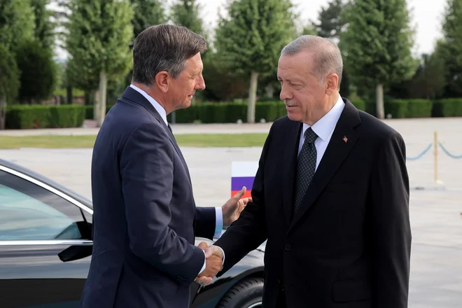 Borut Pahor je po srečanju z Recepom Tayyipom Erdoğanom poudaril pomen dialoga, iskanja skupnih stališč oziroma sprejemanja tega, da se državi o vsem včasih ne moreta strinjati. Foto: Daniel Novakovič/STA
