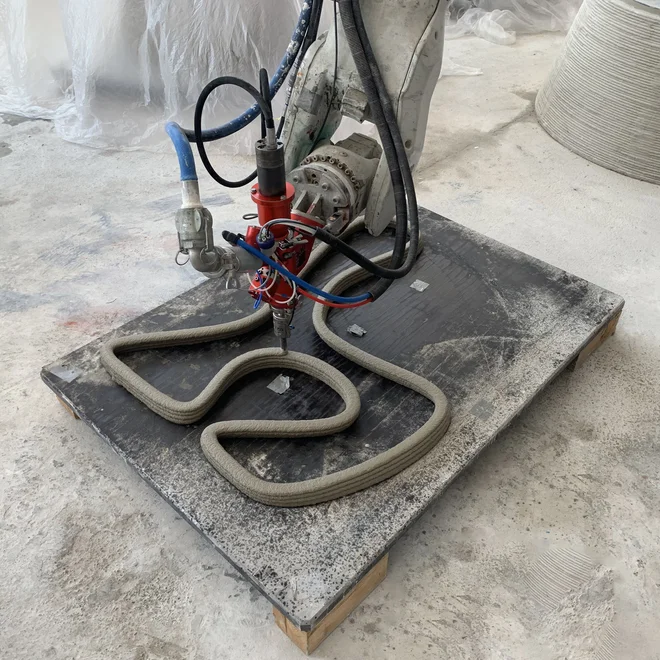 3D-tiskalniku je vseeno, ali tiska enostavno kvadratno obliko ali kompleksno ukrivljeno lupino. Pomembna sta zgolj čas tiskanja in porabljeni material. FOT: Tadej Bolta/Jurij Ličen
