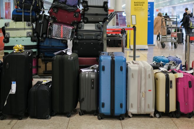 Prtljaga se šteje za izgubljeno, če ne prispe v 21 dneh od trenutka, ko bi morala, potnik pa je upravičen do odškodnine. FOTO: Nacho Doce/Reuters
