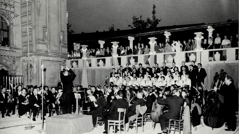 Fotografija: Odprtje festivala leta 1957 s Simonitijevo simfonijo Pesem Ljubljani FOTO: Arhiv festivala
