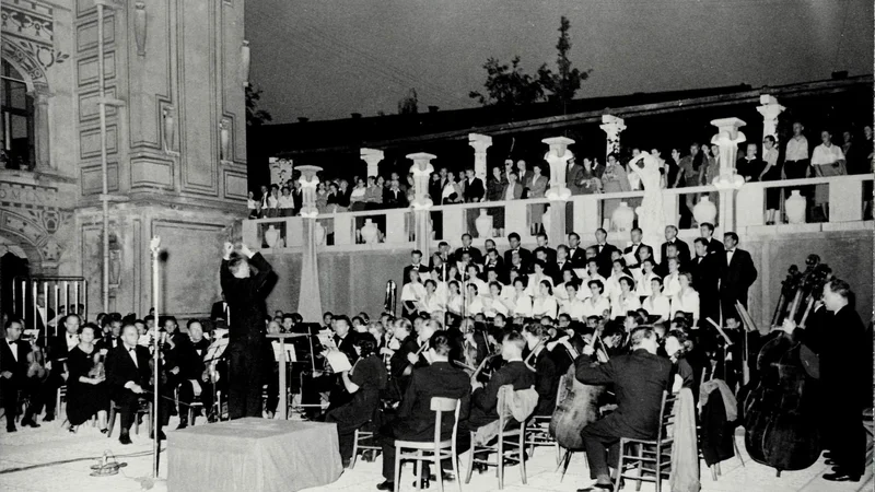 Fotografija: Odprtje festivala leta 1957 s Simonitijevo simfonijo Pesem Ljubljani FOTO: Arhiv festivala