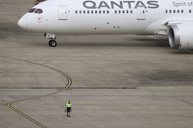 Avstralska letalska družba Qantas je zaprosila svoje uslužbence, naj pomagajo rešiti akutno stisko zaradi pomanjkanja delavcev, ki skrbijo za prtljago. FOTO: Loren Elliott/ Reuters
