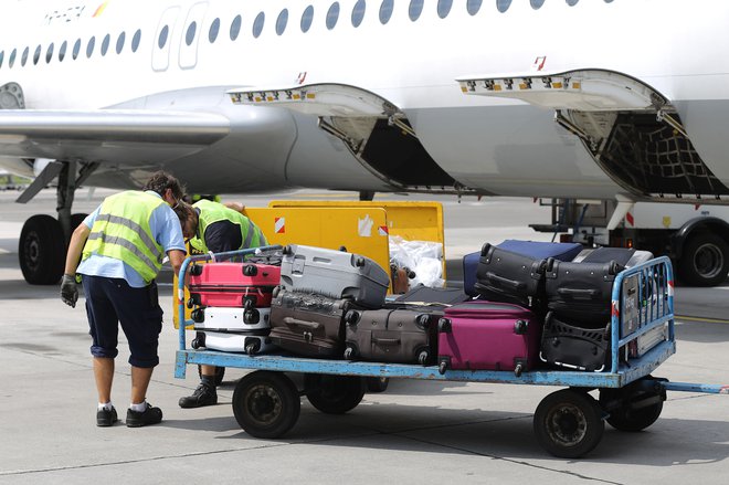 Na ljubljanskem letališču pravijo, da odprema prtljage z Brnika poteka nemoteno, saj imajo v službi za oskrbo prtljage dovolj delavcev. FOTO: Leon Vidic
