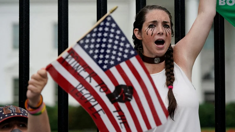 Fotografija: Vrhovno sodišče ZDA je junija ukinilo pravico do splava in jo prepustilo v odločanje zveznim državam. FOTO: Joshua Roberts/Reuters