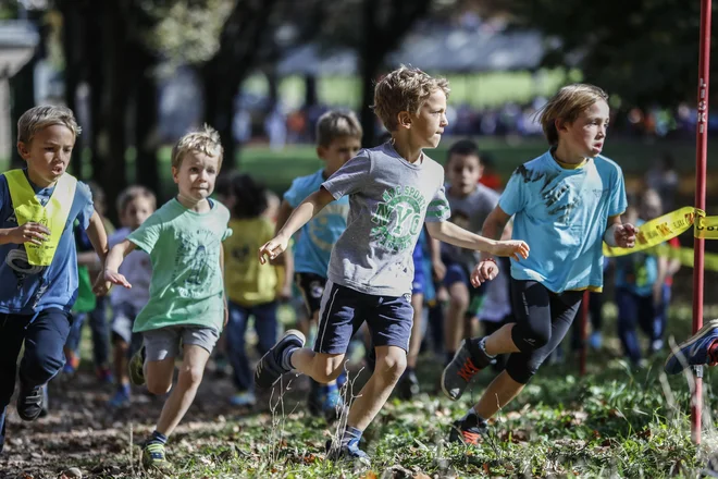 Otroci bi se morali več in bolj intenzivno gibati. Ker v Sloveniji to vlogo najbolje opravlja šola, je treba več športa vključiti v šole. FOTO: Uroš Hočevar
