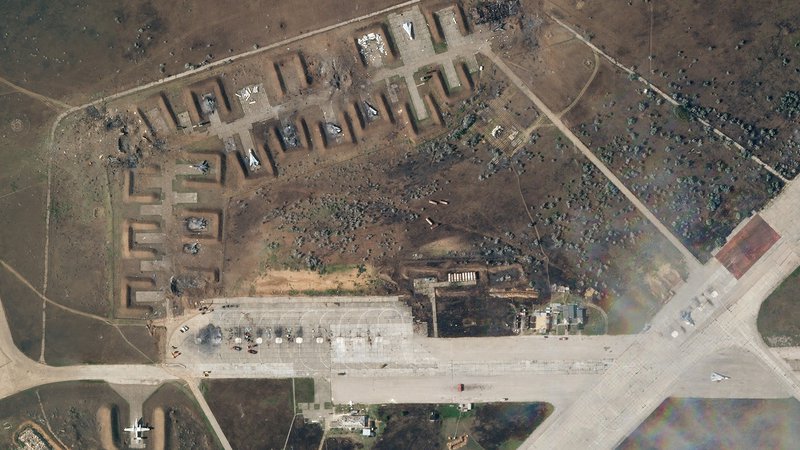 Fotografija: Na satelitskih posnetkih so različni zahodni in ukrajinski mediji našteli od sedem do devet uničenih letal, lovcev Su-30 in bombnikov Su-24. FOTO: Planet Labs PBC/Reuters
