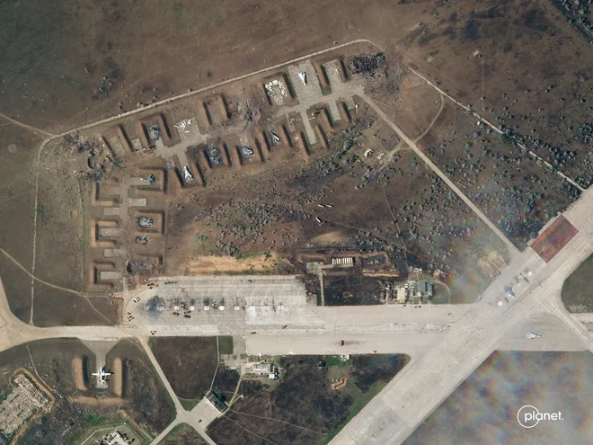 Na satelitskih posnetkih so različni zahodni in ukrajinski mediji našteli od sedem do devet uničenih letal, lovcev Su-30 in bombnikov Su-24. FOTO: Planet Labs PBC/Reuters