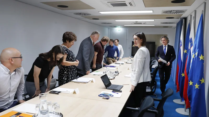 Fotografija: Predstavniki vlade ter organizacij mladih in starejših so se dogovorili, da bodo delali kontinuirano in vsake tri mesece uredili najmanj enega od projektov za vsako od skupin. FOTO: Leon Vidic/Delo
