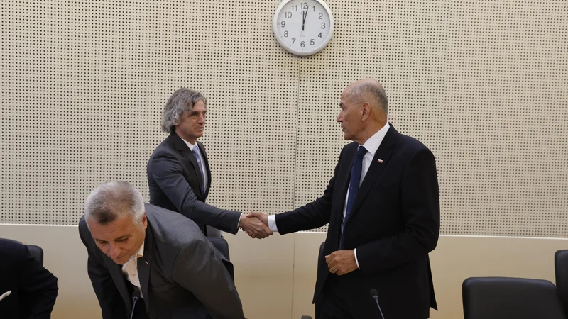 Fotografija: Dr. Robert Golob in Janez Janša na posvetU predsednika vlade s predstavniki političnih strank in energetskih podjetij in ter z ekonomskimi strokovnjaki 20. julija 2022. FOTO MATEJ DRUŽNIK/DELO