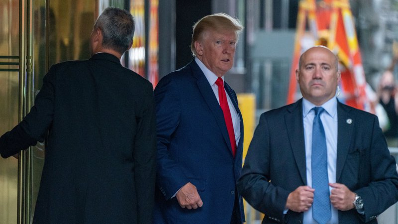 Fotografija: Nekdanji predsednik Donald Trump (v sredini) obsoja preiskave na svojem floridskem posestvu. Foto David Dee Delgado/Reuters
