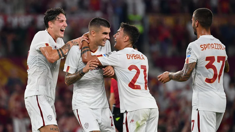 Fotografija: Roma's Italian defender Gianluca Mancini (2nd L) celebrates after scoring a goal, with his teammates Roma's Argentine forward Paulo Dybala (2nd R), Roma's Italian midfielder Nicolo Zaniolo (L) and Roma's Italian defender Leonardo Spinazzola (R) during the friendly football match between AS Roma and FC Shakhtar Donetsk at the Olympic Stadium in Rome, on August 7, 2022. (Photo by Isabella BONOTTO/AFP) Foto Isabella Bonotto Afp