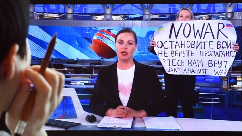 Fotografija: Novinarki, ki je širši javnosti postala znana marca, ko je s protestom proti vojni v Ukrajini prekinila televizijsko oddajo, grozi do deset let zapora. FOTO: AFP
