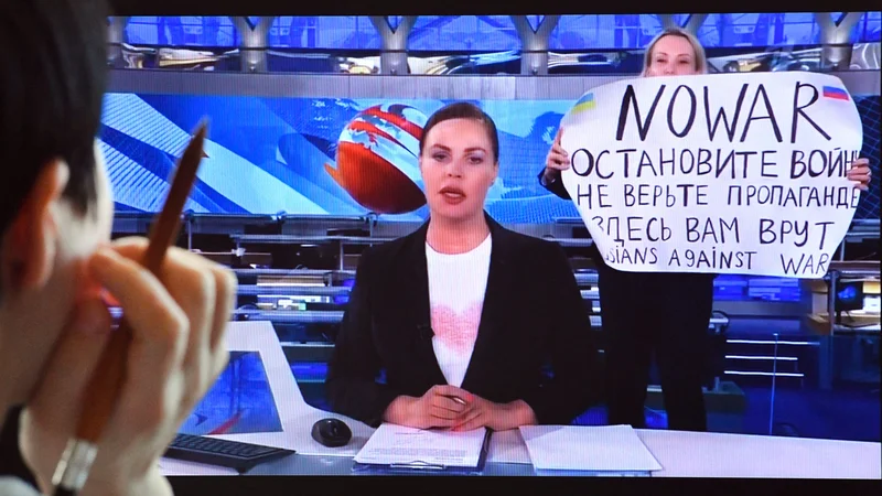 Fotografija: Novinarki, ki je širši javnosti postala znana marca, ko je s protestom proti vojni v Ukrajini prekinila televizijsko oddajo, grozi do deset let zapora. FOTO: AFP