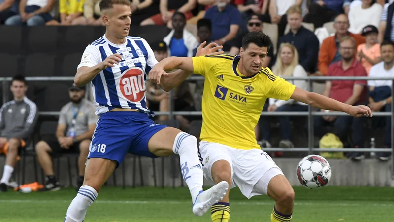 Fotografija: Bojan Radulović (levo), strelec drugega gola v Ljudskem vrtu, se je na povratnem dvoboju spet pomeril s Svenom Šoštaričem Karićem. FOTO: Jussi Nukari/AFP