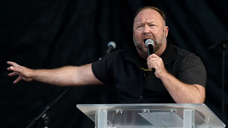 Alex Jones je bil med govorniki pred vdorom Trumpovih privržencev v kongres 6. januarja lani. Foto Olivier Douliery/AFP