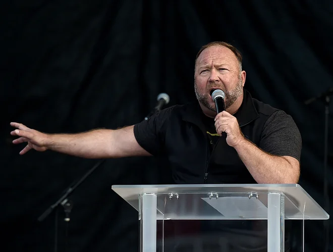 Alex Jones je bil med govorniki pred vdorom Trumpovih privržencev v kongres 6. januarja lani. Foto Olivier Douliery/AFP
