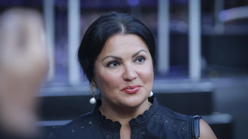 Fotografija: Ana Netrebko je zaradi kritik, da je blizu Kremlju, sama odpovedala številne koncerte, nato pa sporočila, da se maja vrača na koncertne odre. FOTO: Jože Suhadolnik/Delo
