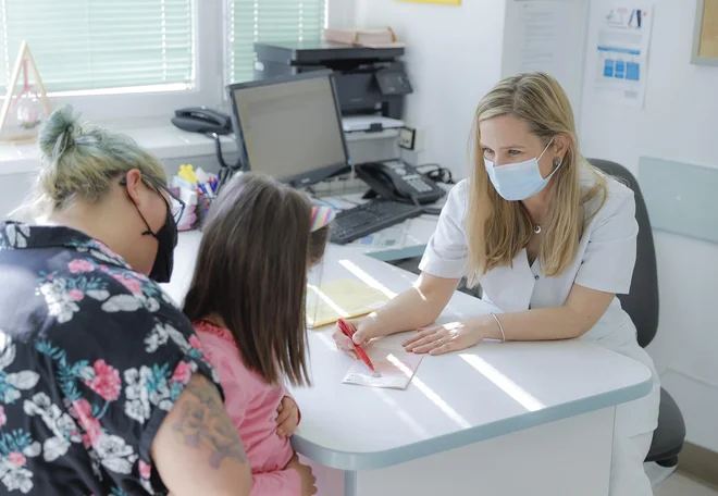 Nujno je treba omogočiti večjo fleksibilnost dela v družinski medicini, saj večino zdravnikov vsakodnevno delo v ambulanti, kjer obravnavajo v povprečju od 50 do 70 bolnikov na dan, izčrpa. FOTO: Jože Suhadolnik/Delo